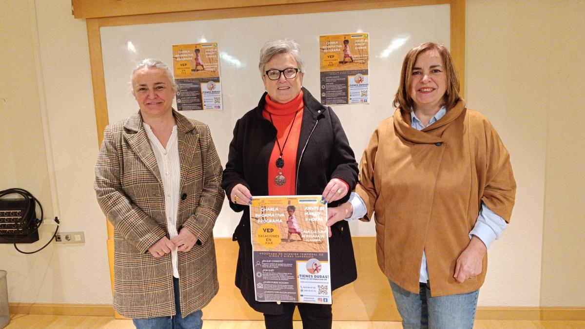 Por la izquierda, Eva María Pérez, Belén Cueva y Montse Alonso, en la Casa de Cultura de Posada, este jueves.
