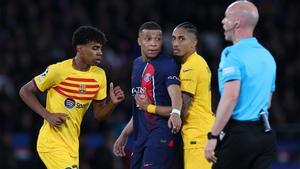 Mbappé, sujetado por Raphina, en el PSG - Barcelona