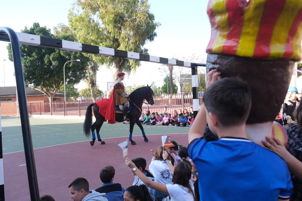 Francesc Cantó comienza su calendario de visitas a los centros escolares y de mayores de Elche que se prolongará todo noviembre