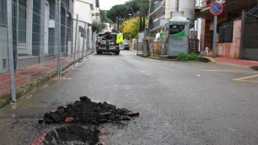 El carrer Pintor Joan Serra de Calella, que és on van començar les obres.