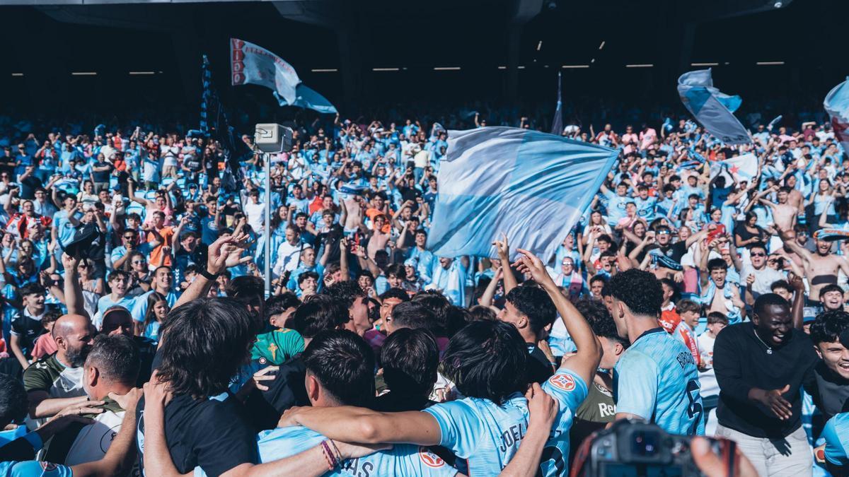 Los jugadores del Celta Fortuna celebran con su afición el pase a la final por el ascenso a Segunda.