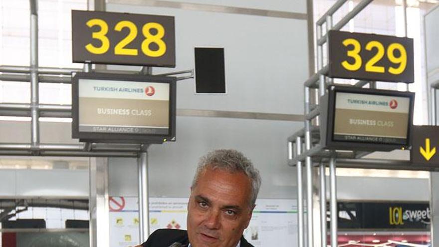 Mario Husillos, director deportivo, antes de salir rumbo a Estambul para negociar el fichaje de Amrabat.