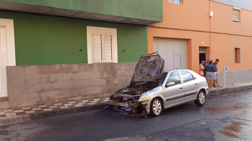 Arden dos coches en Agüimes y Arinaga