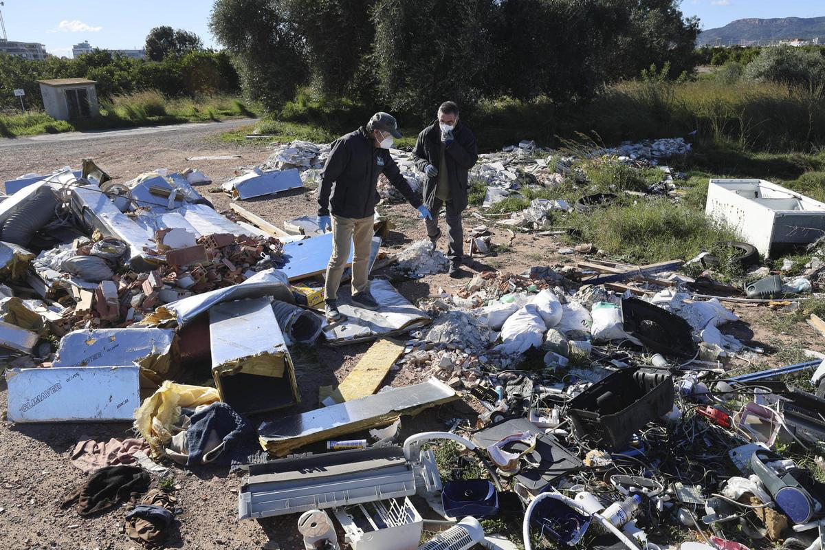 Bunker de la Guerra Civil empleado como vertedero ilegal en el rio Palancia.