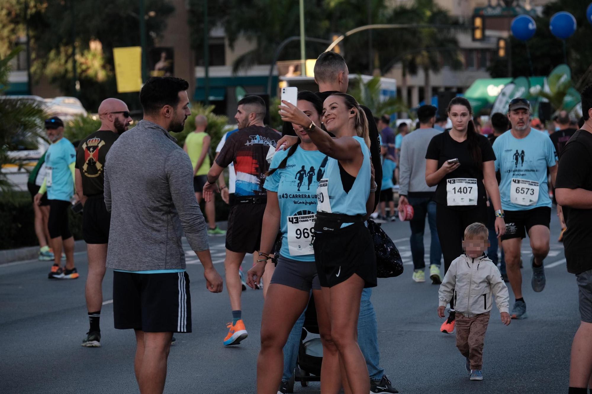 Dos chicas se hacen un selfie antes de comenzar la carrera 'Ciudad de Málaga'.