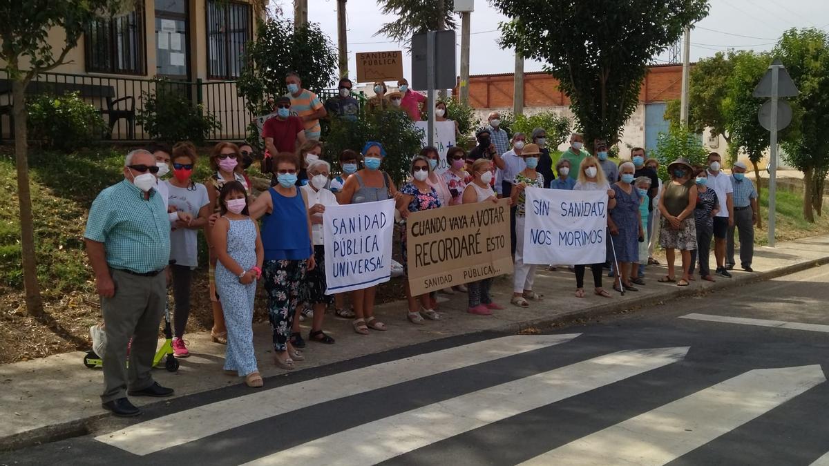 Vecinos de Pozoantiguo se manifiestan frente al consultorio médico local.