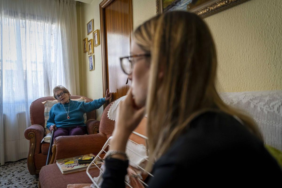 Barcelona, 14/01/2026 Barcelona. Quejas por los apagones frecuentes en el barrio de la Prosperitat. Hemos quedado con una mujer mayor y su nieta. La mujer mayor tiene movilidad reducida y teleasistencia; los apagones habituales hacen que quede aislada porque no funcionan ni el ascensor ni el dispositivo de teleasistencia. PERSONA: Gabriela. AUTOR: MANU MITRU