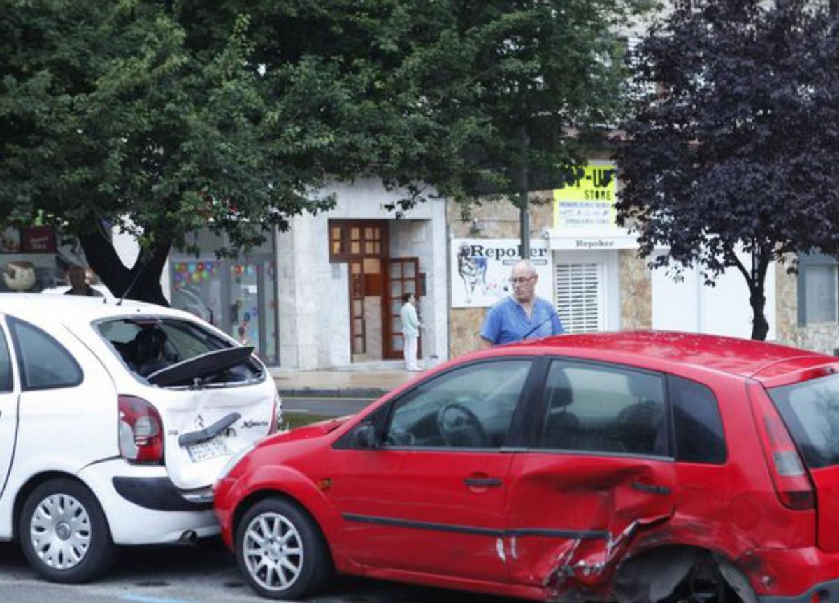 Vehículos afectados por un accidente en la avenida de la Constitución. | Ángel González