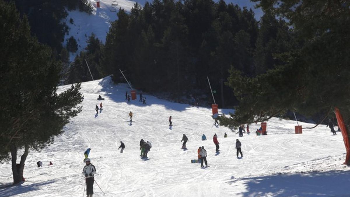 Diversos aficionados descienden por una de las pistas de La Molina, la temporada pasada