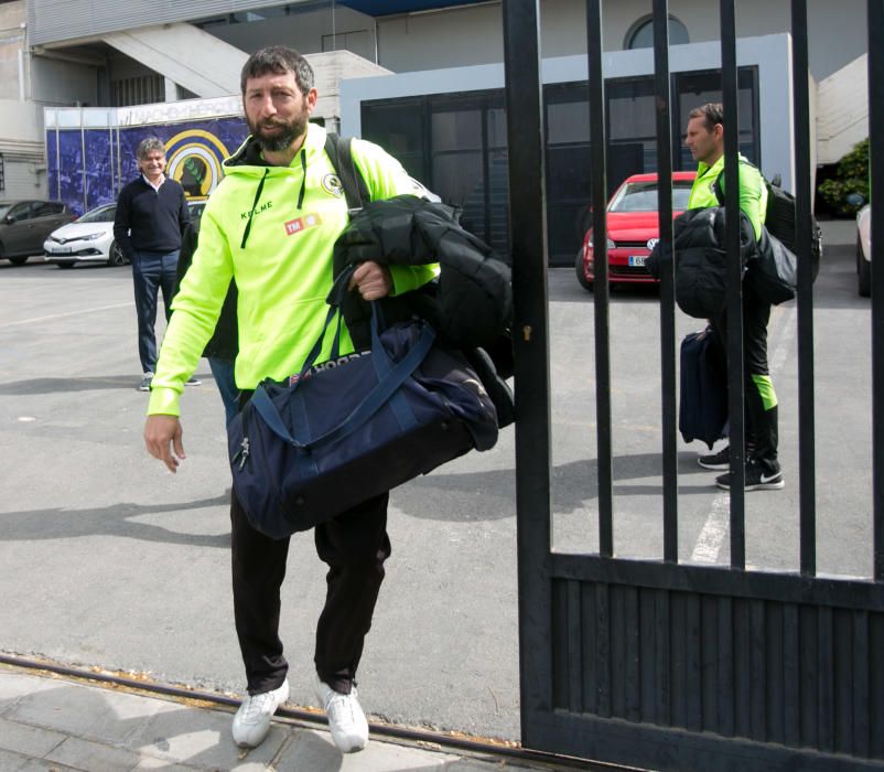 Salida de los jugadores del Hércules hacia Zaragoza