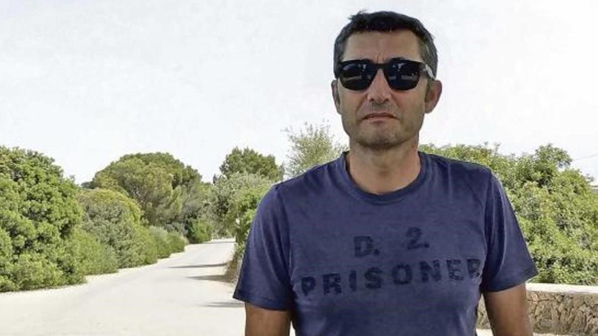 Ernesto Valverde, el pasado martes, en las afueras del hotel donde apura sus vacaciones junto a la Colonia de Sant Jordi, en Mallorca.