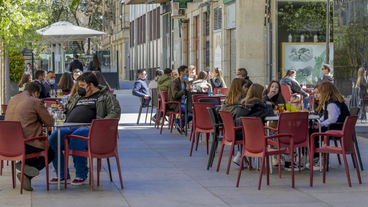 Imagen de terrazas en la calle San Pedro de Alcántara de Cáceres.