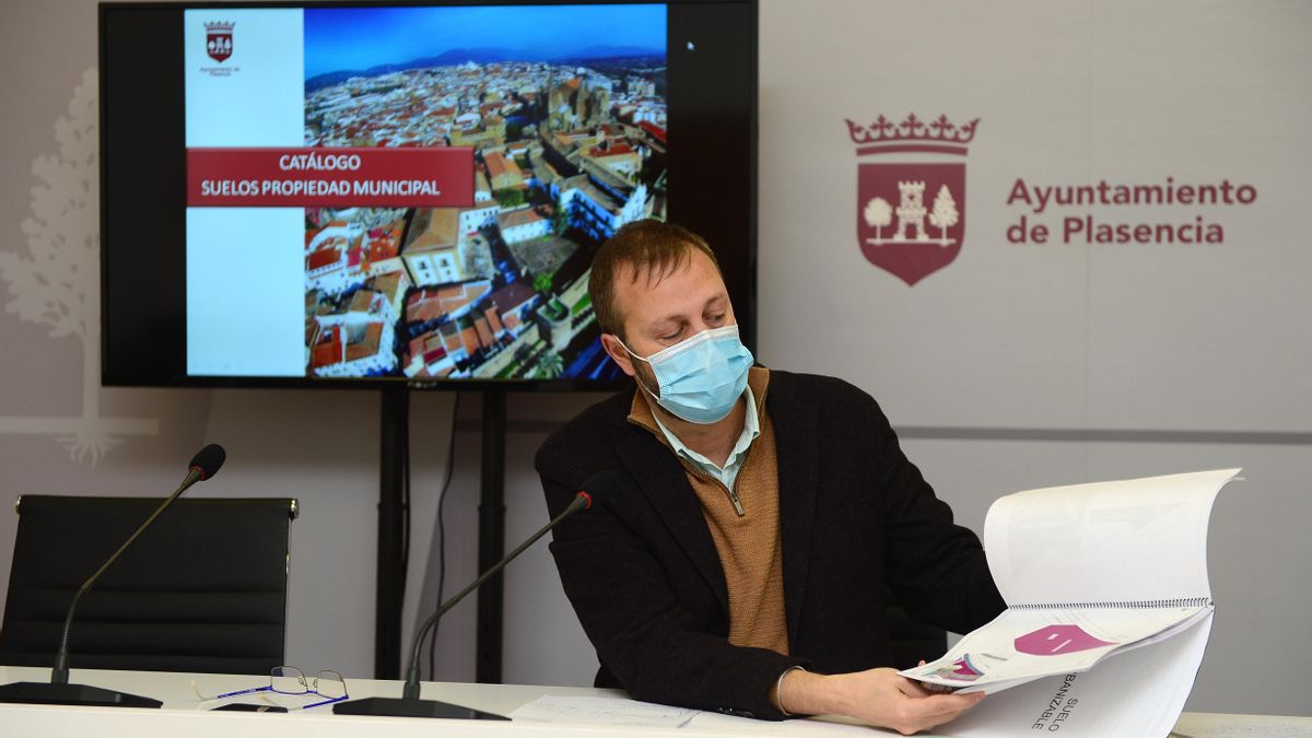 El edil de Hacienda muestra el catálogo de solares municipales a disposición.