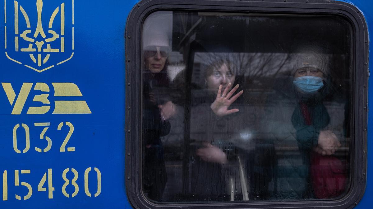 Uno de las caras más amargas de la guerra: evacuación de civiles de Irpin hacia Kiev.