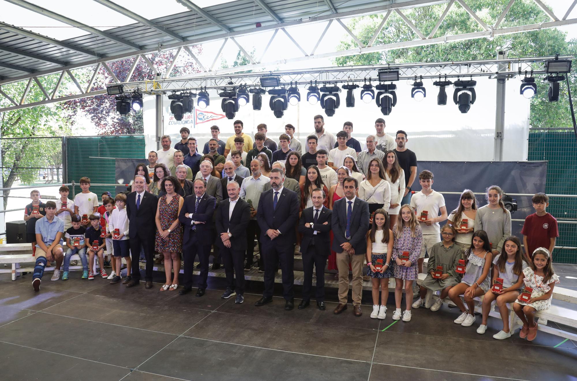 En imágenes: El Grupo Covadonga despide sus fiestas con homenajes