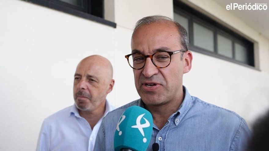 El alcalde de Cáceres inaugura las piscinas municipales.