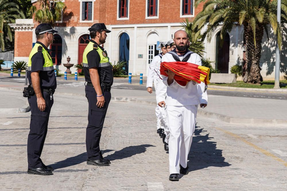 Imágenes del acto de izado de la bandera de España en el puerto