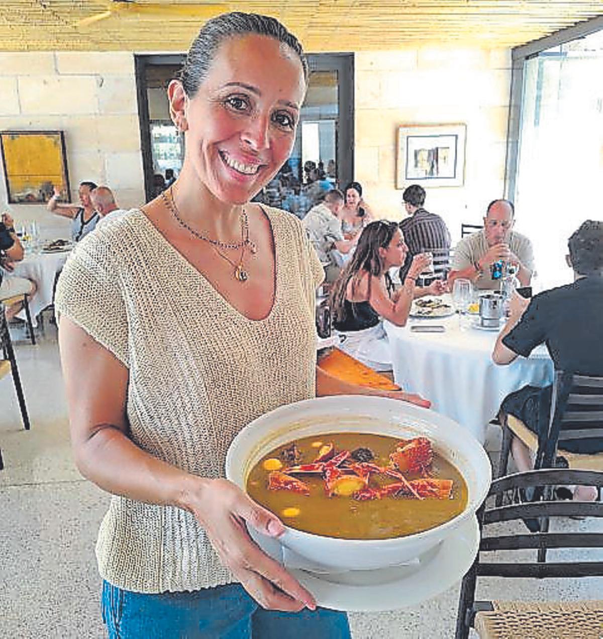 Elionor Font con el delicioso arros brut amb llagosta. Elionor Font con el delicioso arros brut amb llagosta.
