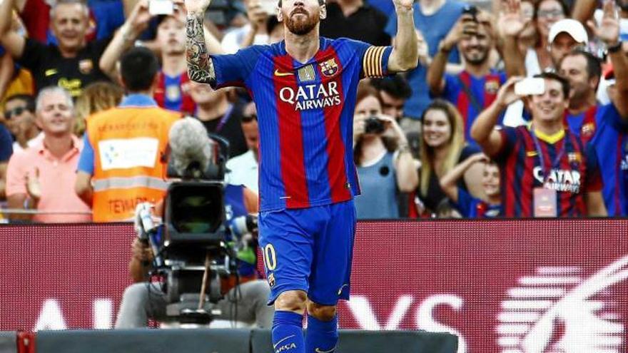 Messi celebra un dels seus gols contra el Betis ahir al Camp Nou