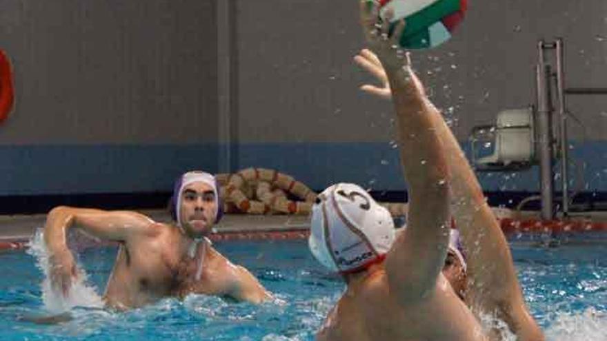 Un jugador de Waterpolo Zamora se dispone a tirar.