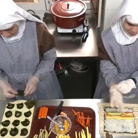 Las monjas que han cambiado las pastas por sushi (filipino) y ya pueden pagar la luz