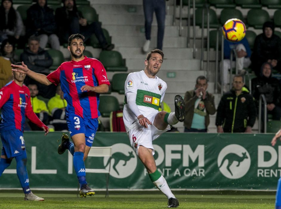 El Elche vence al Extremadura y se aleja de los puestos de descenso