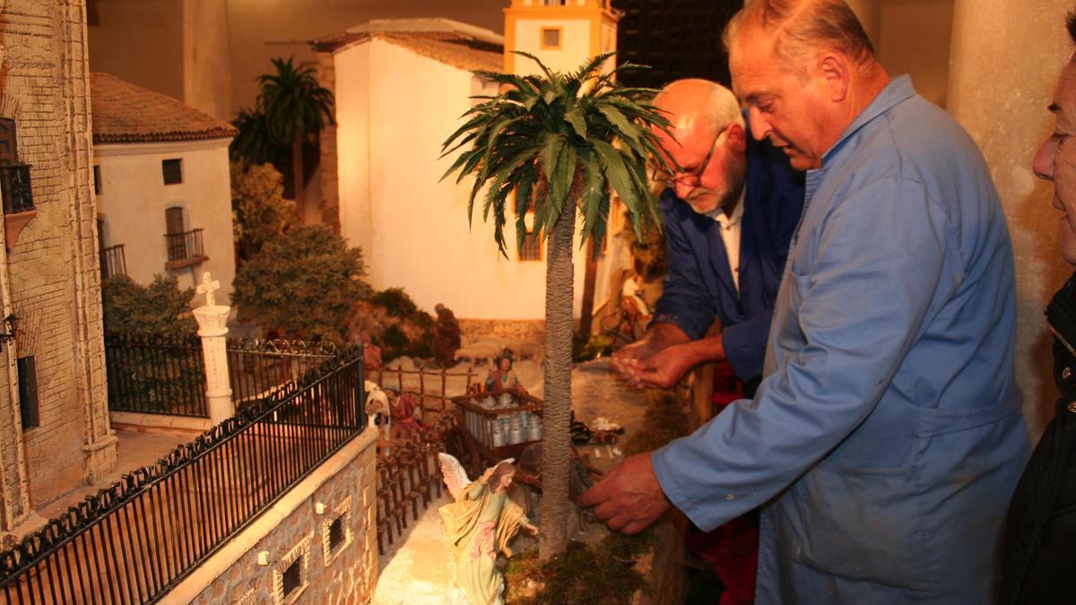 Integrantes de la Asociación Belenista de Lorca durante el montaje del Belén Municipal del Palacio de Guevara la pasada Navidad.