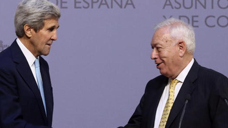 Apretón de manos entre Kerry y García-Margallo