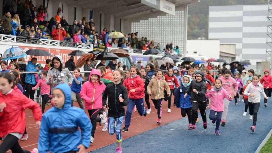 Ochocientos niños participan en el cross escolar de Mieres