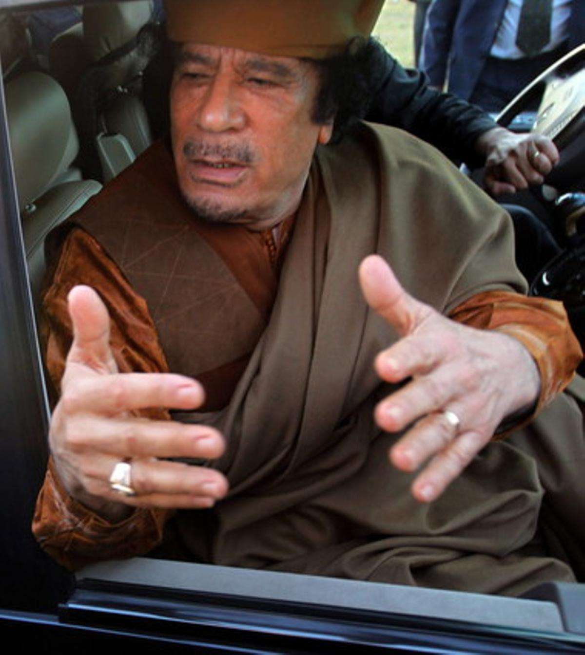 (10/04/2011) Muamar Gadafi habla desde un coche tras una reunión con la delegación de líderes de la Unión Africana.