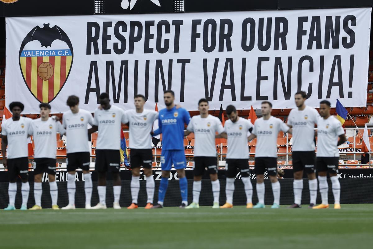 Los jugadores del Espanyol al término del partido de Liga en Primera División que Valencia CF y RCD Espanyol han disputado en el estadio de Mestalla. EFE/Biel Aliño