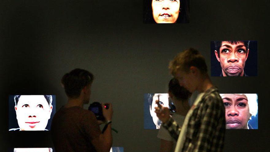 Visitantes en la exposición permanente del Centre Pompidou.