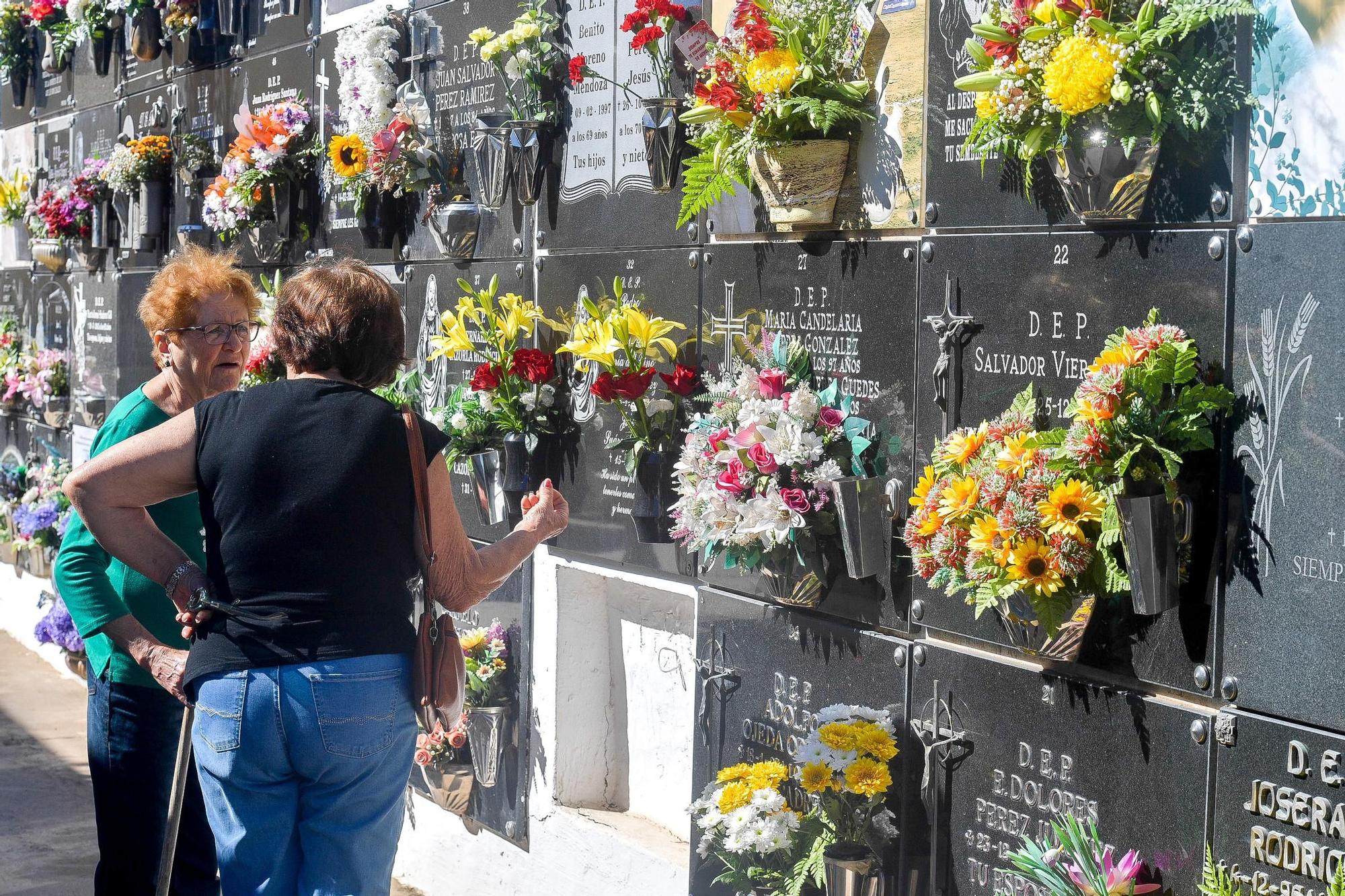 Día de Todos los Santos en cementerios de Gran Canaria
