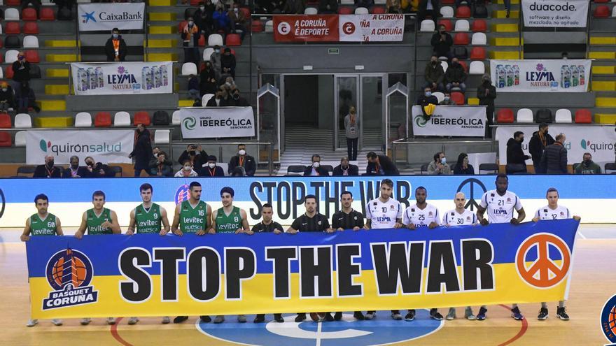 Los jugadores del Huesca y del Leyma posaron el domingo con un cartel de &#039;Parar la Guerra&#039;.