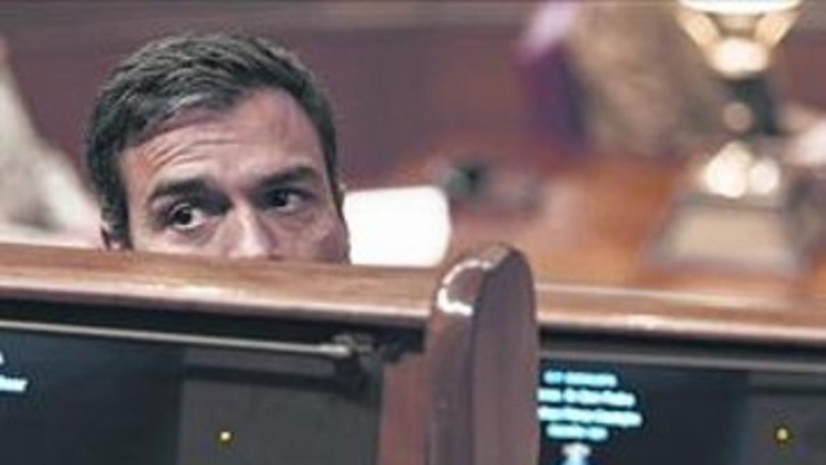 Pedro Sánchez, en su escaño del Congreso, durante el pleno de este miércoles, 27 de mayo.