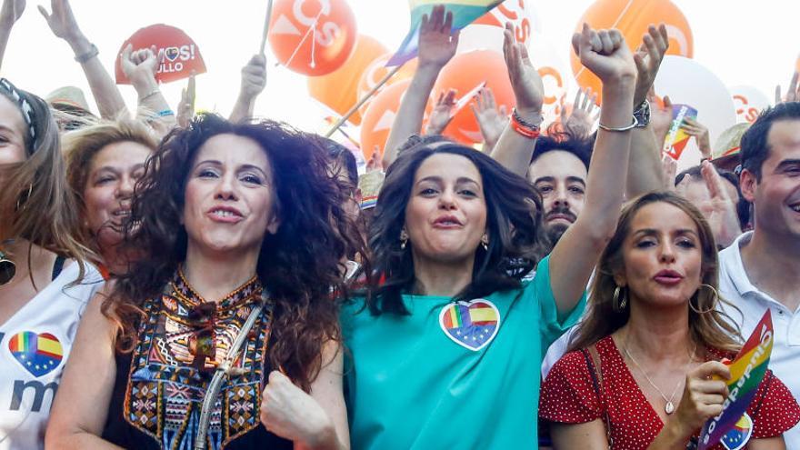 Varios miembros de Ciudadanos, durante el Orgullo.