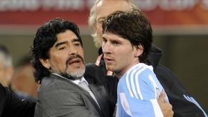 Maradona, entonces selecionador de Argentina, y Messi, en el 2010.