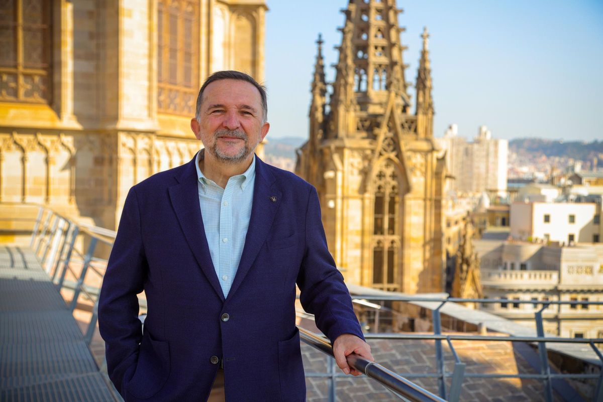 Sergio Vila-Sanjuán posa en la Catedral de Barcelona, uno de los escenarios de 'Misterio en el Barrio Gótico'