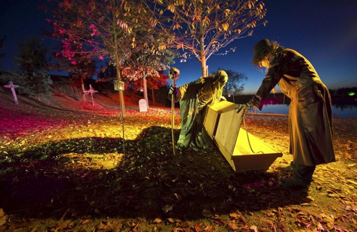 Actors vestits com fantasmes durant una presentació de Halloween a ’Belantis’, el parc temàtic més gran de Leipzig, Alemanya.