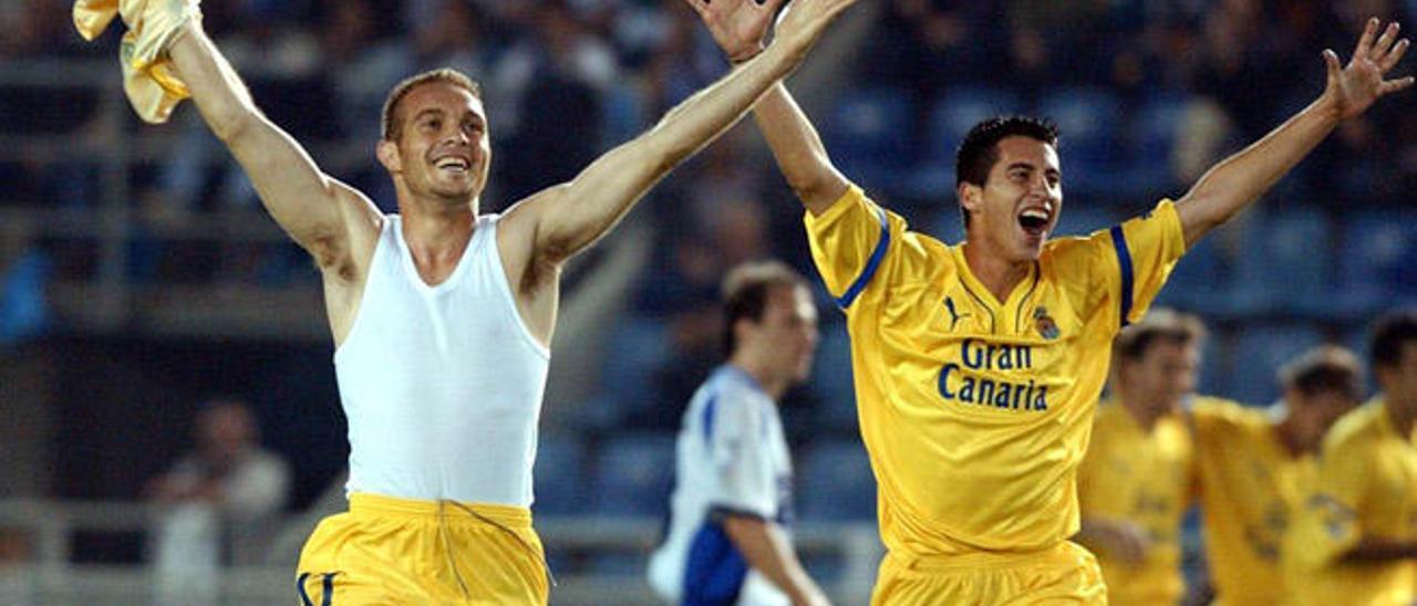 Luis García Tevenet y Jorge Larena celebran uno de los tantos amarillos, en diciembre de 2001ante el CD Tenerife.