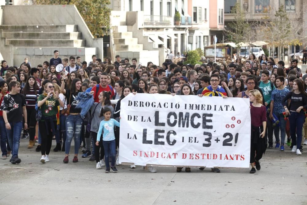 L''alumnat de Secundària surt als carrers de Girona per rebutjar les revàlides