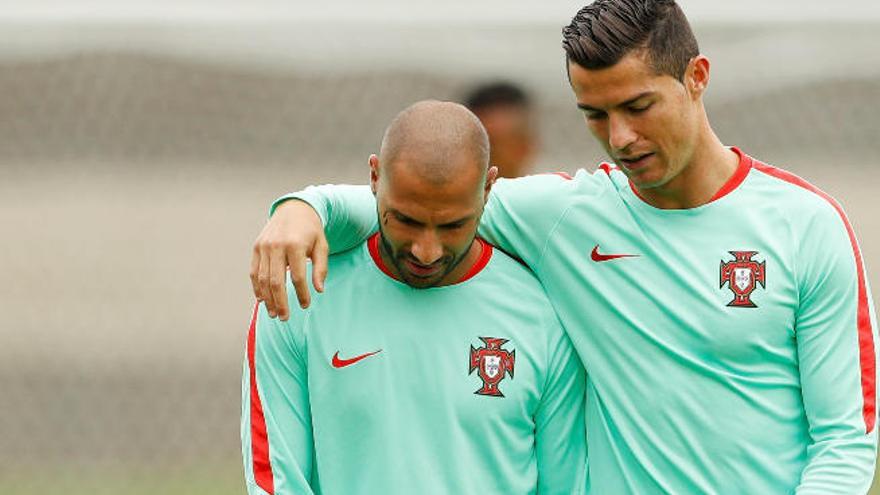 Ronaldo (d) dialoga con Quaresma durante el entrenamiento de Portugal.