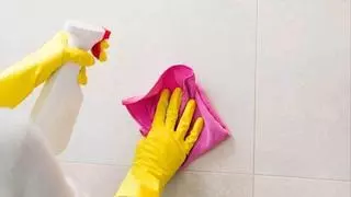 Este es el truco que se ha viralizado para limpiar los azulejos de la cocina