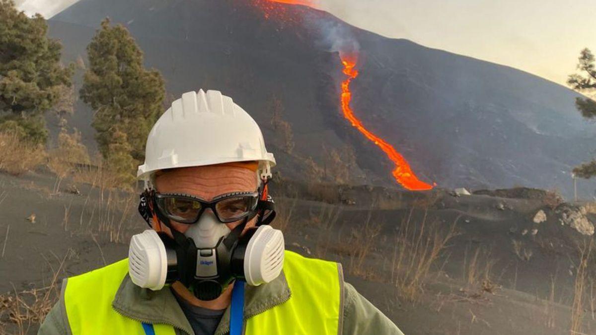 El investigador Manuel Nogales, trabajando a la vera del volcán en Cumbre Vieja. / MARÍA JESÚS HERNÁNDEZ