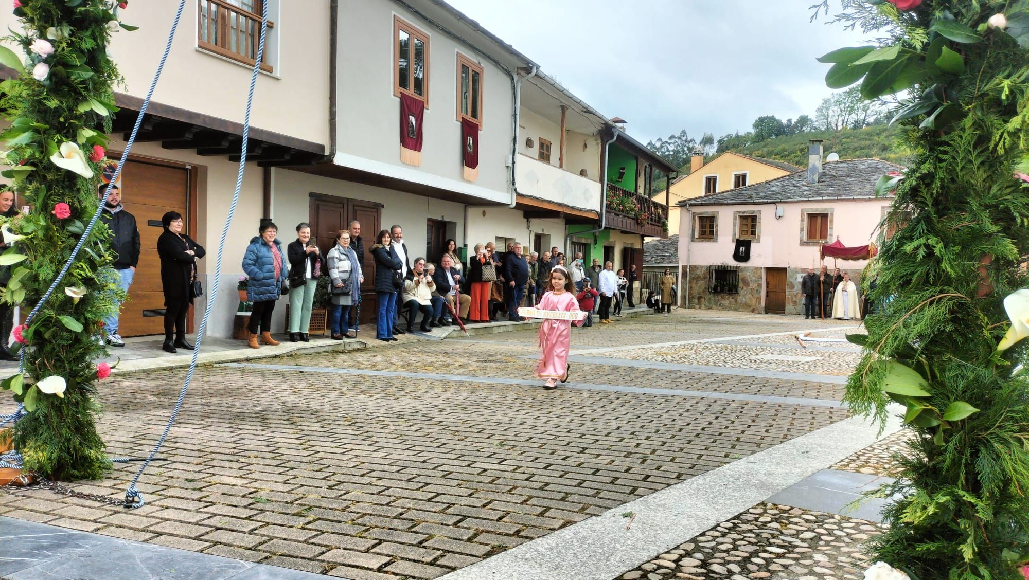 EN IMÁGENES: Piantón, el pueblo que luce su peculiar tradición, un bandeo de pendones