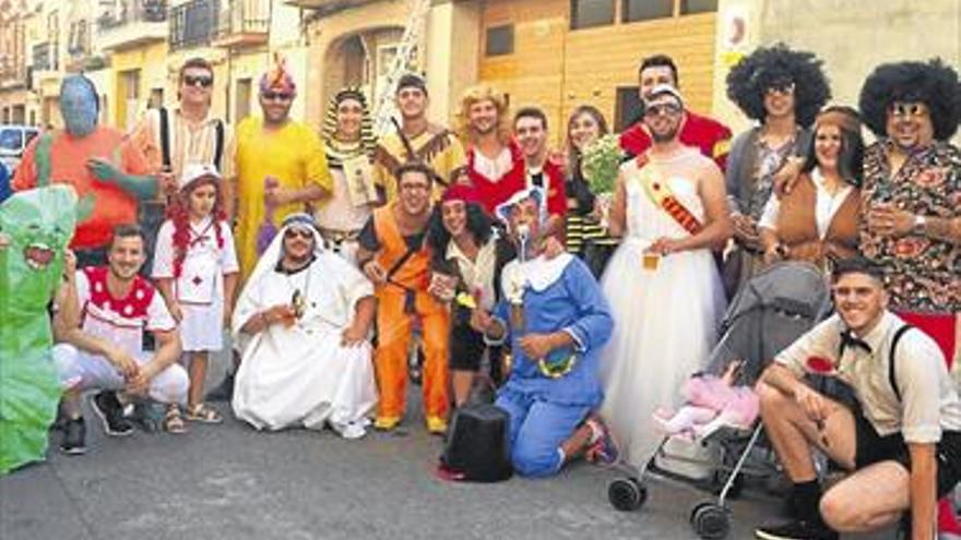 El barrio de San Juan honra a su patrón con toros, pasacalles y una multitudinaria cena