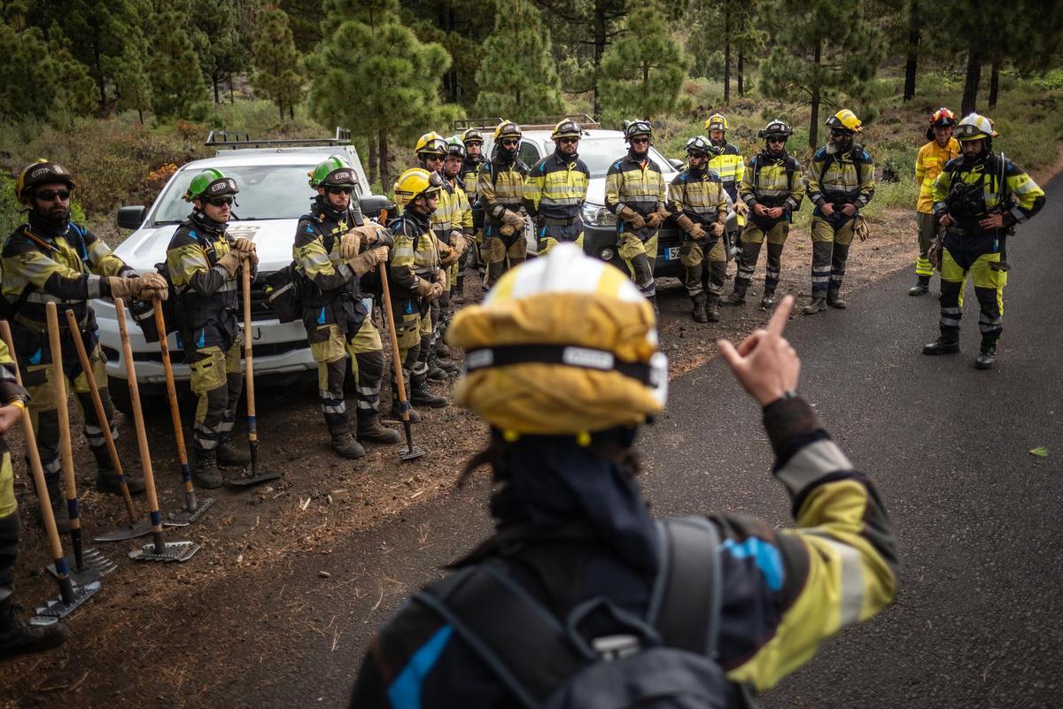 Un jefe de una cuadrilla del EIREF da instrucciones a sus hombres antes de un simulacro.