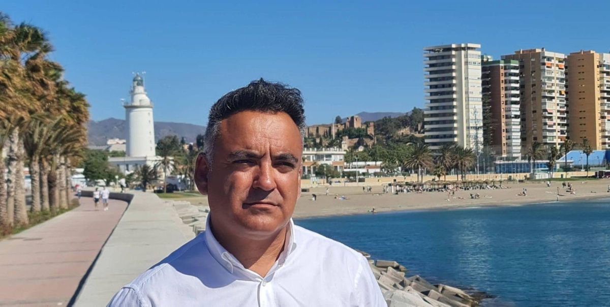 El doctor en Ciencias y experto en temas marinos, Paco Franco, posa cerca de La Farola.