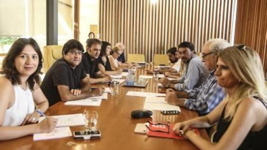 Los portavoces de la oposición, junto al alcalde Luis Barcala, ayer en la Comisión de Urbanismo.