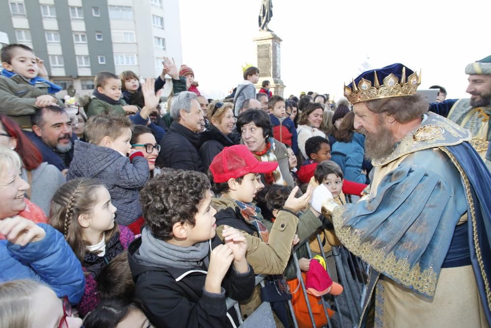 Una multitud recibe a los Reyes Magos en Gijón.